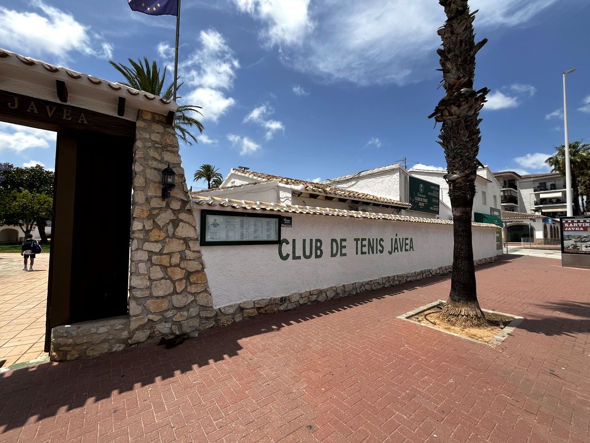 The entrance of Club de Tenis Jávea under a palm