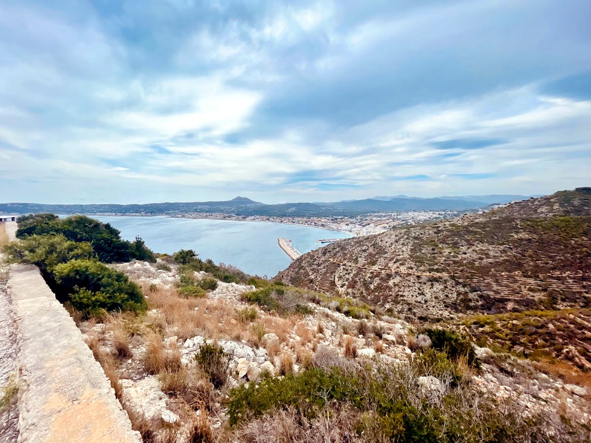 The coastal ridge path above Jávea with the port and bay below
