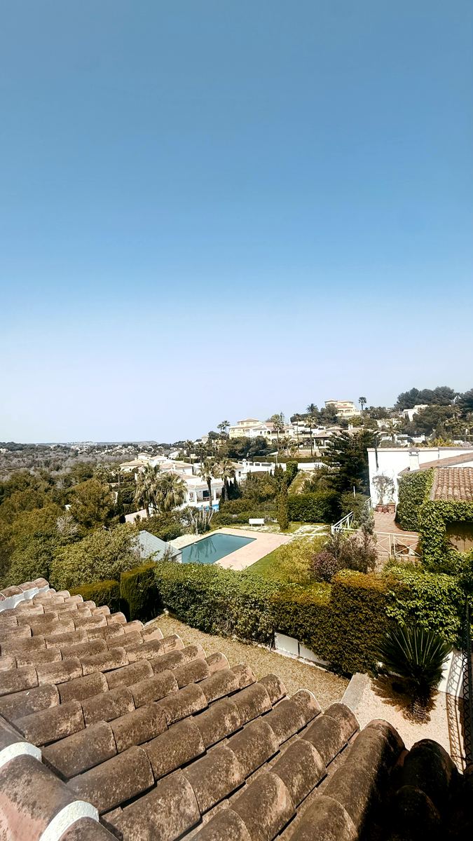 White villas and a pool on Jávea’s green hillsides