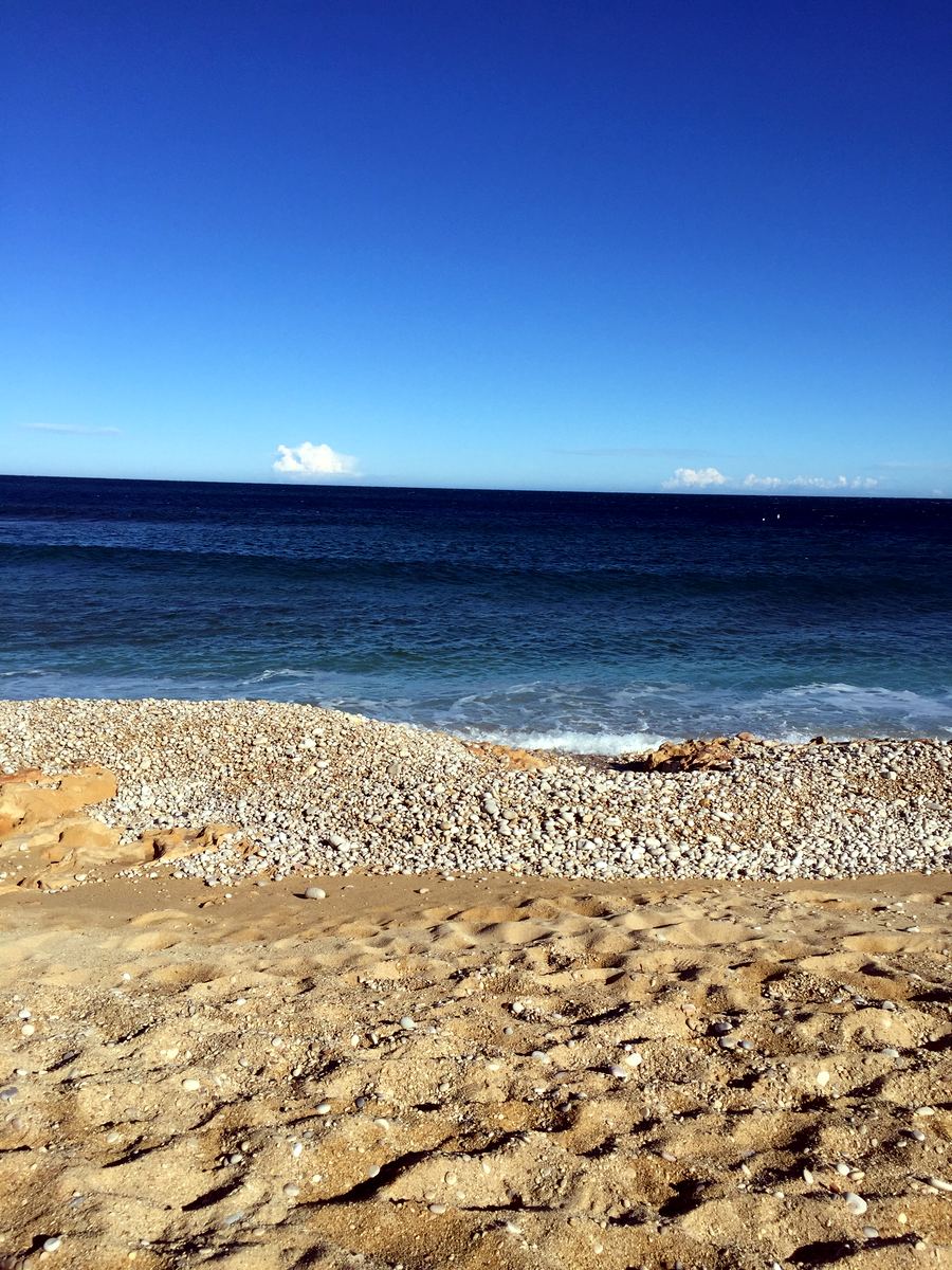 Winter sun on the pebbled Muntanyar shore
