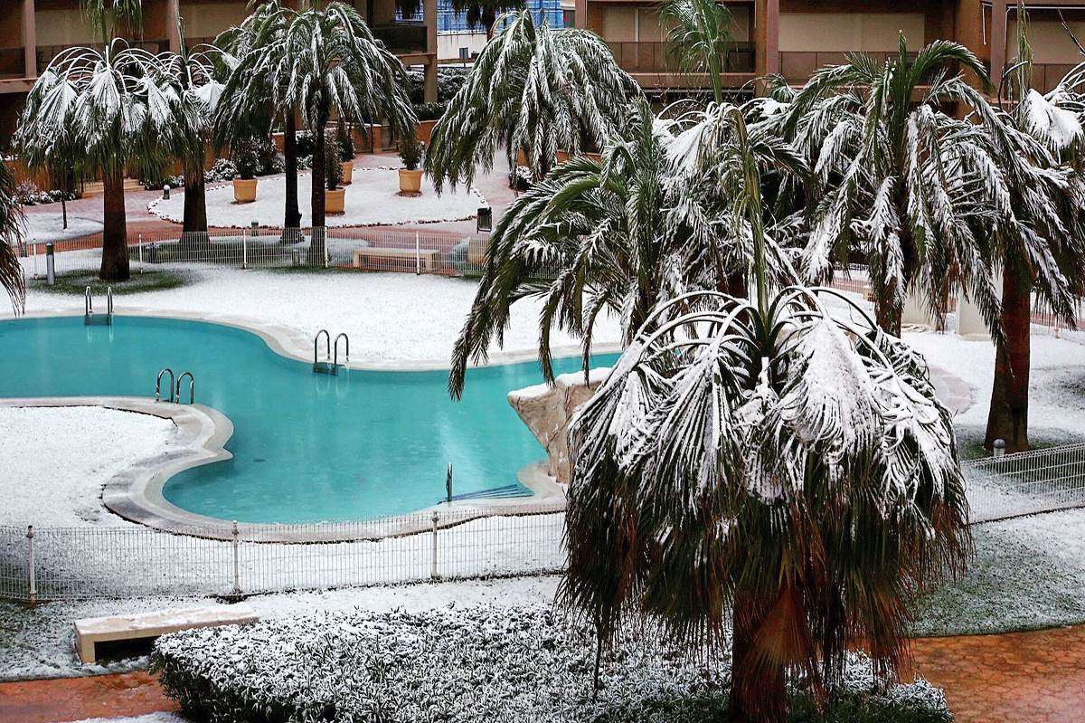 A rare dusting of snow on a Jávea community pool, January 2017